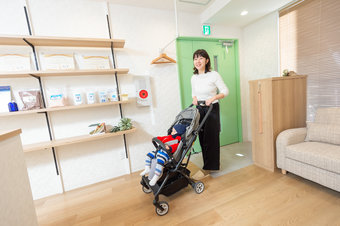 2.ベビーカーで来院OK ベッドの横までご一緒に