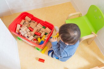 3.キッズスペースがあります　受付スタッフと一緒に遊びます